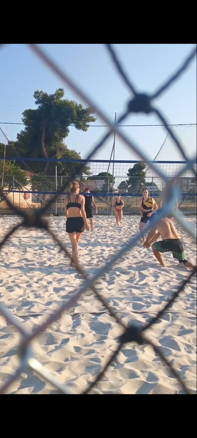 Αθλητές σε αγώνα beach volley 3×3 στο River West