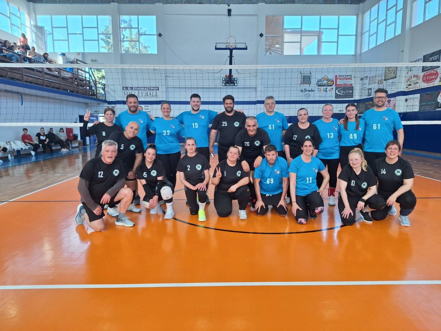 Η ομάδα του Γ.Ε. Σείριος με άλλη ομάδα στο γήπεδο του τουρνουά