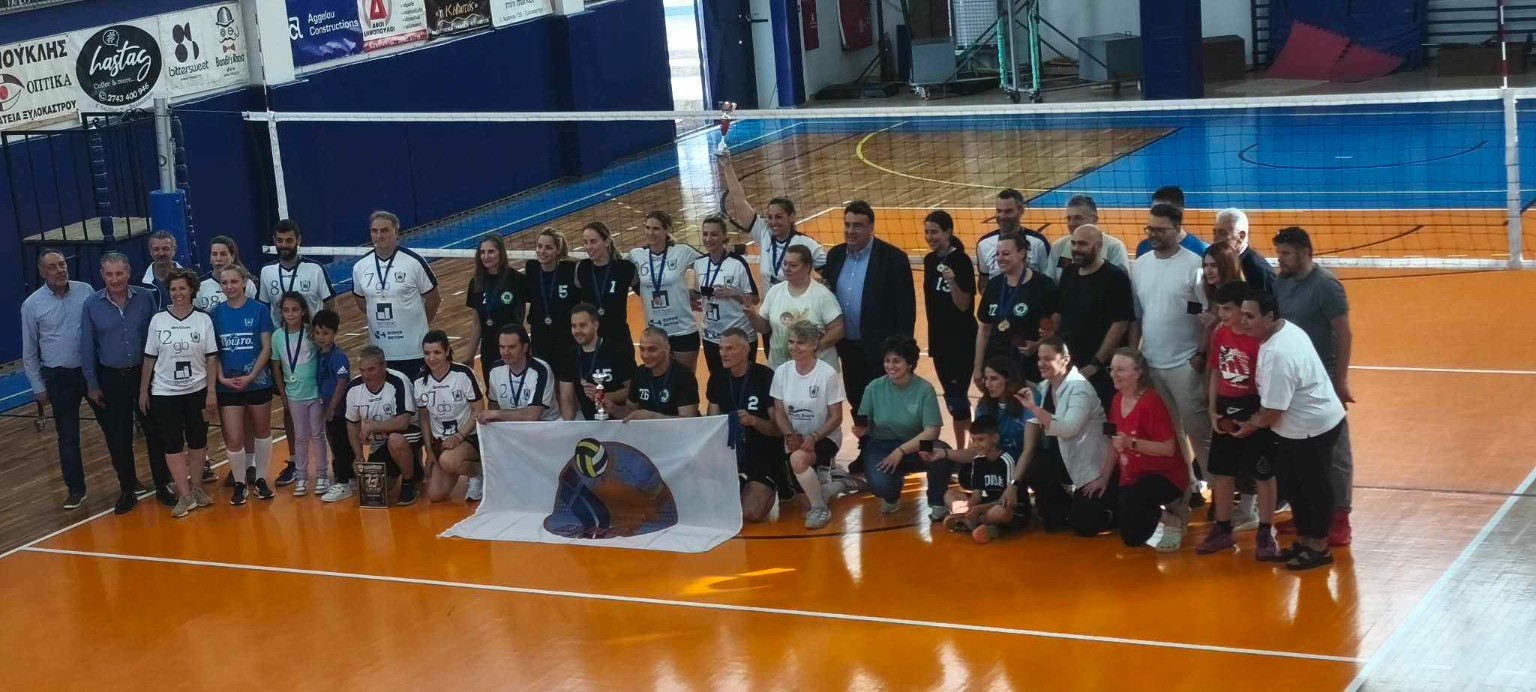 Tournament athletes gathered for a group photo on the court